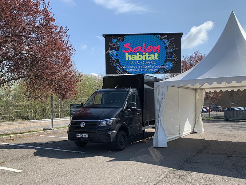 Ecran mobile animant le salon de l'habitat