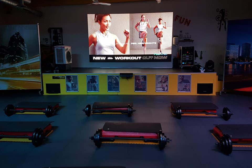 Installation d'un écran LED dans la salle de cour collectif de Fitness Concept