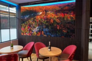 Écran LED COB de la gamme Astra intégrée au mur intérieur pour le restaurant KAVOD Paris